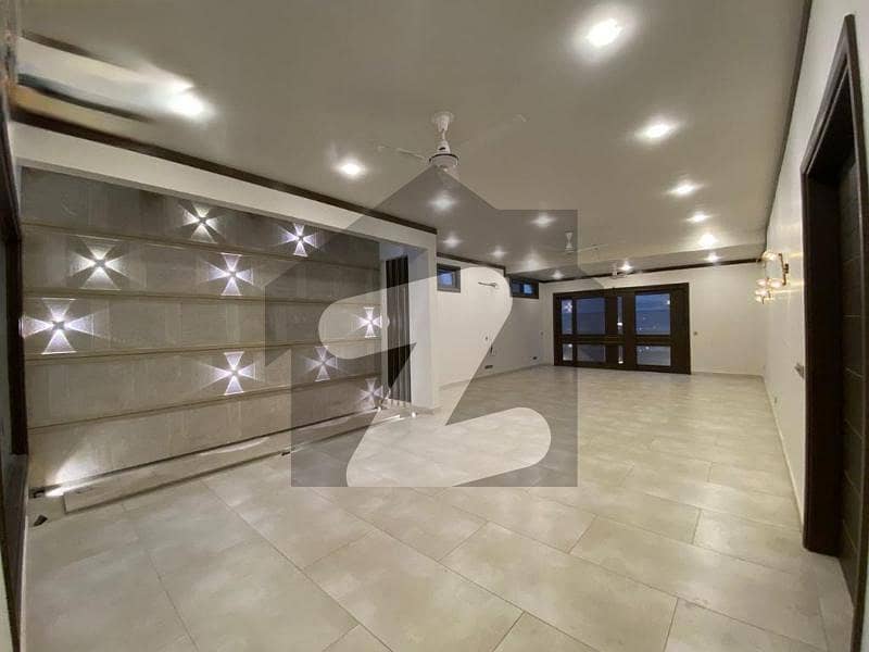 ڈی ایچ اے فیز 8 ڈی ایچ اے ڈیفینس,کراچی میں 6 کمروں کا 1 کنال مکان 19.5 کروڑ میں برائے فروخت۔