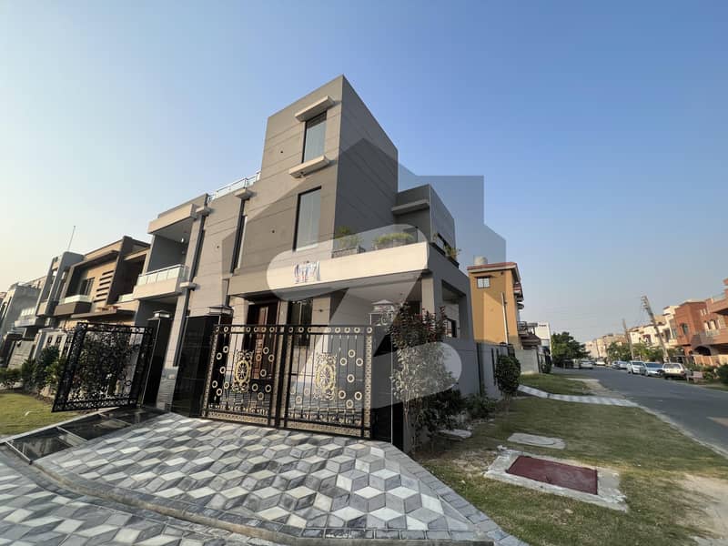 طارق گارڈنز لاہور میں 6 کمروں کا 10 مرلہ مکان 4.6 کروڑ میں برائے فروخت۔