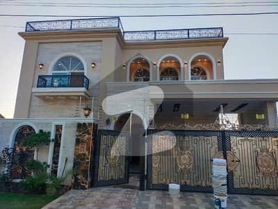 چنار باغ ۔ شاہین بلاک چنار باغ,لاہور میں 7 کمروں کا 1 کنال مکان 4.5 کروڑ میں برائے فروخت۔