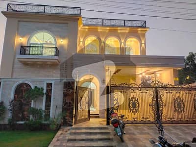 چنار باغ ۔ شاہین بلاک چنار باغ,لاہور میں 7 کمروں کا 1 کنال مکان 4.5 کروڑ میں برائے فروخت۔