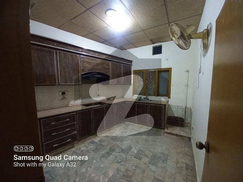 حاجی پورہ روڈ سیالکوٹ میں 5 کمروں کا 5 مرلہ مکان 2.2 کروڑ میں برائے فروخت۔
