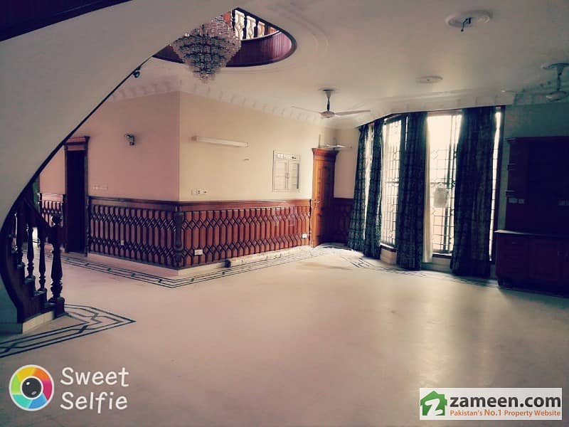 ٹیک سوسائٹی لاہور میں 5 کمروں کا 2 کنال مکان 2.5 لاکھ میں کرایہ پر دستیاب ہے۔
