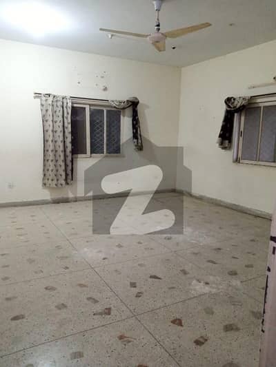 CHANCE DEAL : 600 Sq. Yards Ground + 1 House Corner,Park Facing, Westopen, Leased ,10 + Rooms Near To Main Road Located At Gulistan-E-Jauhar Block-14.
