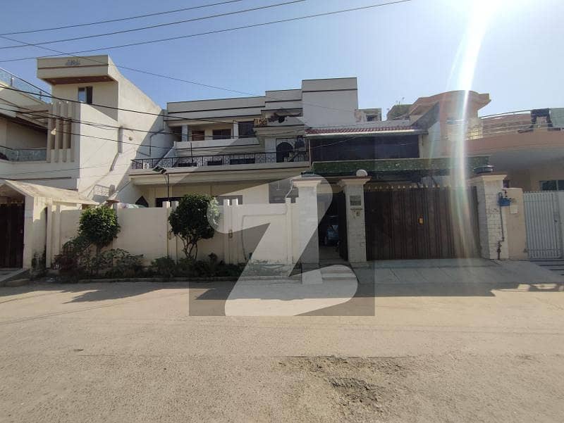 OWNER BUILD TRIPLE STORY HOUSE FOR SALE IN ALI TOWN LAHORE