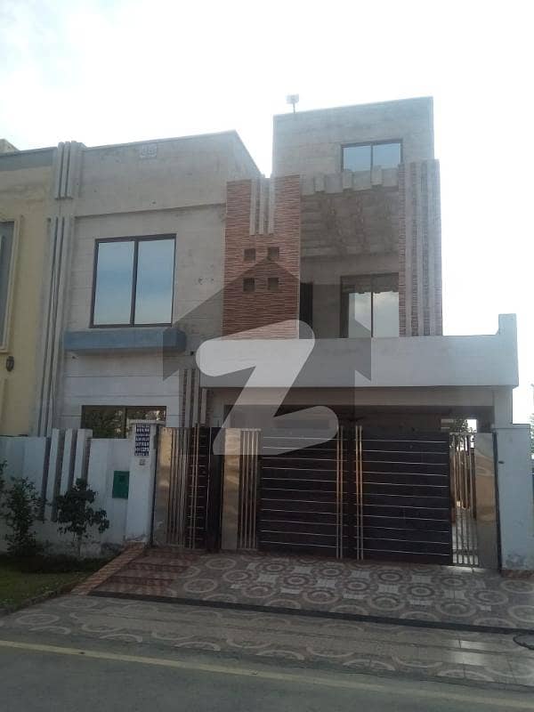 8 Marla Der 1/2 Storey Very Beautiful Hot Location House For Sale In Bahria Education