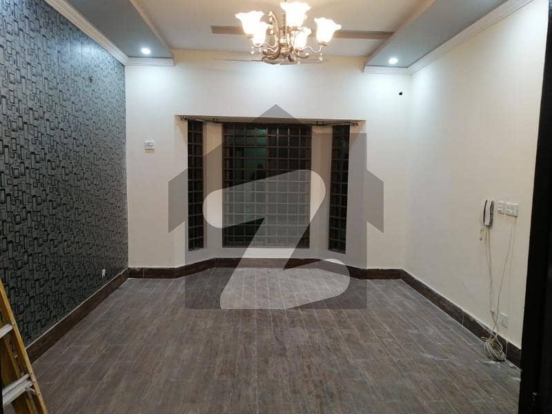 پی سی ایس آئی آر ہاؤسنگ سکیم فیز 2 پی سی ایس آئی آر ہاؤسنگ سکیم,لاہور میں 5 کمروں کا 10 مرلہ مکان 1.2 لاکھ میں کرایہ پر دستیاب ہے۔