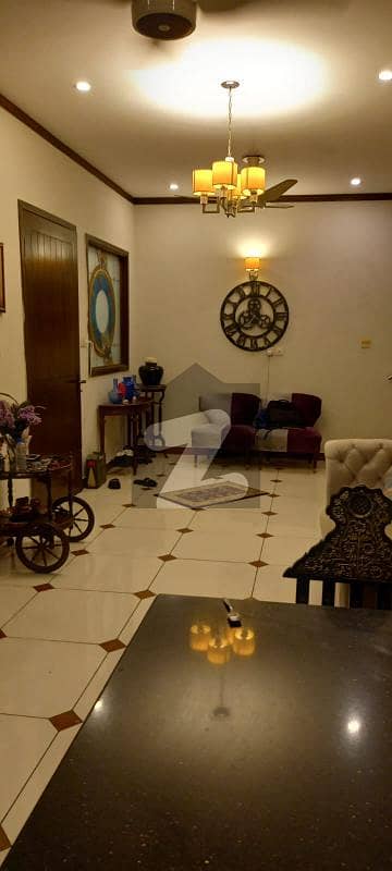ڈی ایچ اے فیز 8 ڈی ایچ اے ڈیفینس,کراچی میں 5 کمروں کا 5 مرلہ مکان 5.6 کروڑ میں برائے فروخت۔