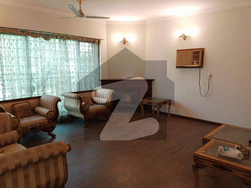 ریوینیو سوسائٹی لاہور میں 7 کمروں کا 2 کنال مکان 2.9 لاکھ میں کرایہ پر دستیاب ہے۔