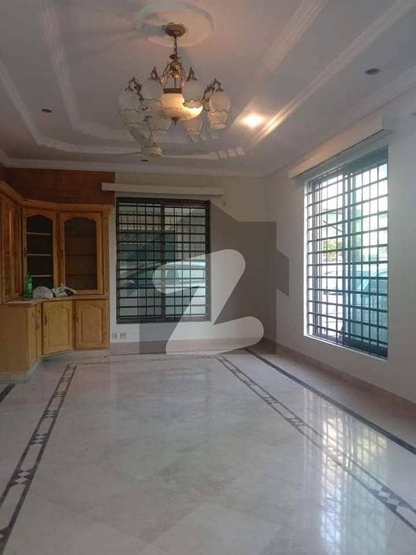 FOR COMMERCIAL PURPOSE 9 BEDROOMS HOUSE IS AVAILABLE FOR RENT. I8