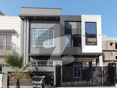 Unoccupied On Excellent Location House Of 10 Marla Is Available For Sale In Bahria Town Rawalpindi