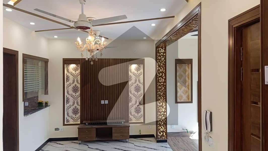 5 Marla Designer House for sale, in Ali block Double Unit,A+ quality Construction & work,3 Bed rooms, Powder Room,2 kitchen,