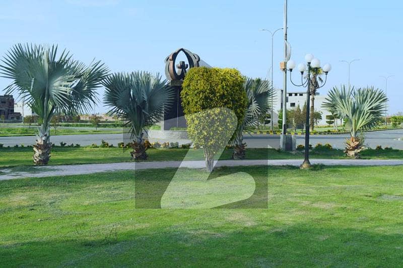 کینال پارک فیصل آباد میں 10 مرلہ رہائشی پلاٹ 2.1 کروڑ میں برائے فروخت۔