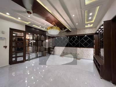 کینال روڈ فیصل آباد میں 5 کمروں کا 15 مرلہ مکان 8.5 کروڑ میں برائے فروخت۔
