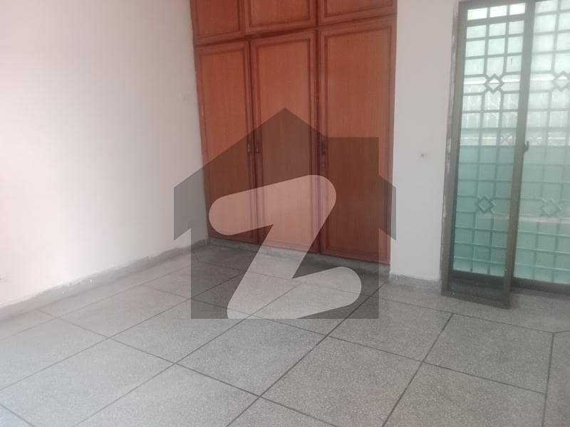 Prime Location 10 Marla Upper Portion Available For Rent