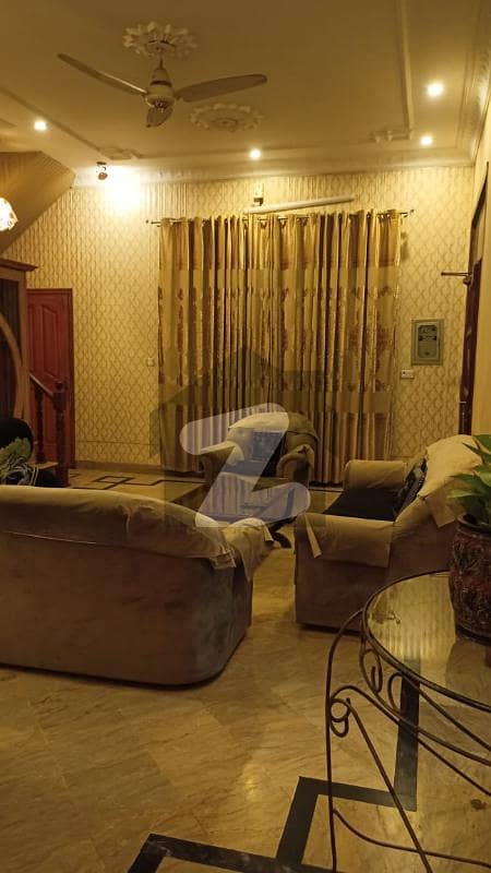 مصطفیٰ ٹاؤن لاہور میں 4 کمروں کا 10 مرلہ مکان 3.7 کروڑ میں برائے فروخت۔
