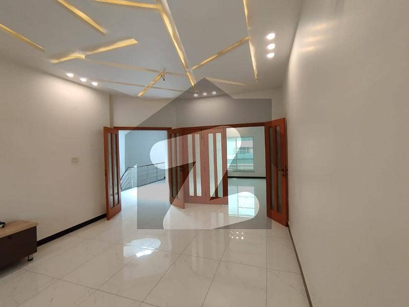 سعید کالونی فیصل آباد میں 6 کمروں کا 10 مرلہ مکان 4.0 کروڑ میں برائے فروخت۔