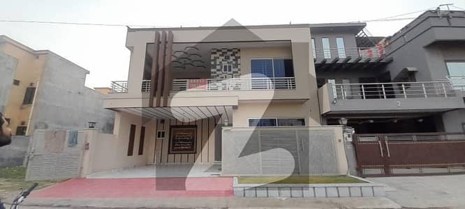 10 MARLA BRAND NEW LUXURIOUS BUILT HOUSE FOR SALE