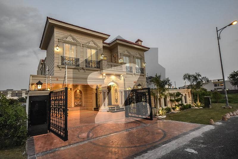 01 KANAL COZY & LUMINOUS HOUSE FOR SALE IN DHA PHASE 8