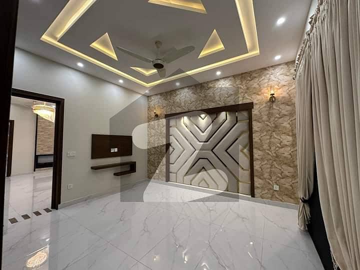 ٹاپ سٹی 1 - بلاک اے ٹاپ سٹی 1,اسلام آباد میں 6 کمروں کا 10 مرلہ مکان 1.3 لاکھ میں کرایہ پر دستیاب ہے۔