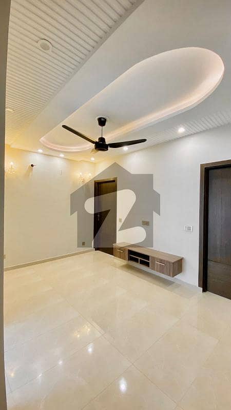10 MARLA HOUSE AVAILABLE 10 MARLA HOUSE AVAILABLE
