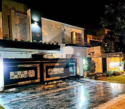 ڈی ایچ اے فیز 5 ڈیفنس (ڈی ایچ اے),لاہور میں 5 کمروں کا 1 کنال مکان 3.2 لاکھ میں کرایہ پر دستیاب ہے۔