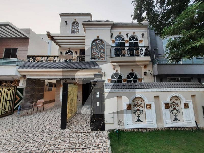 بحریہ ٹاؤن اوورسیز انکلیو بحریہ ٹاؤن,لاہور میں 5 کمروں کا 10 مرلہ مکان 4.6 کروڑ میں برائے فروخت۔