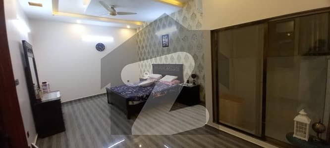 ڈی ایچ اے فیز 8 ڈی ایچ اے ڈیفینس,کراچی میں 4 کمروں کا 4 مرلہ مکان 3.7 کروڑ میں برائے فروخت۔
