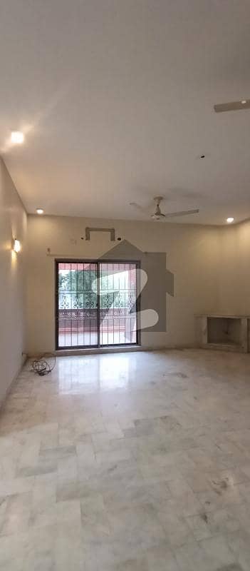 ڈی ایچ اے فیز 1 ڈیفنس (ڈی ایچ اے),لاہور میں 5 کمروں کا 2 کنال مکان 3.0 لاکھ میں کرایہ پر دستیاب ہے۔