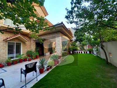 Beautiful One kanal basement house in amazing condition