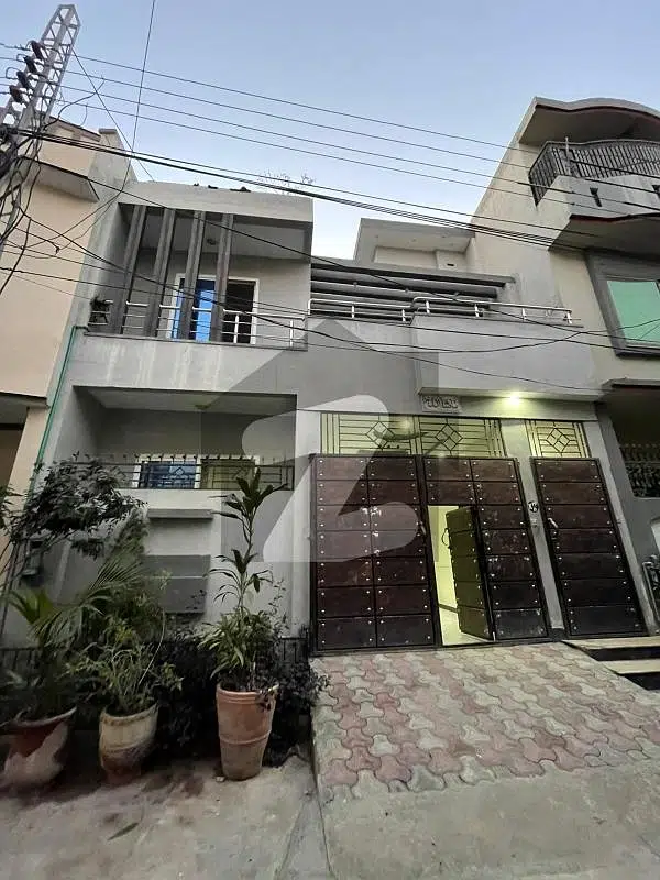 Prime Location 5 Marla Spacious House Is Available In Officers Garden Colony For sale