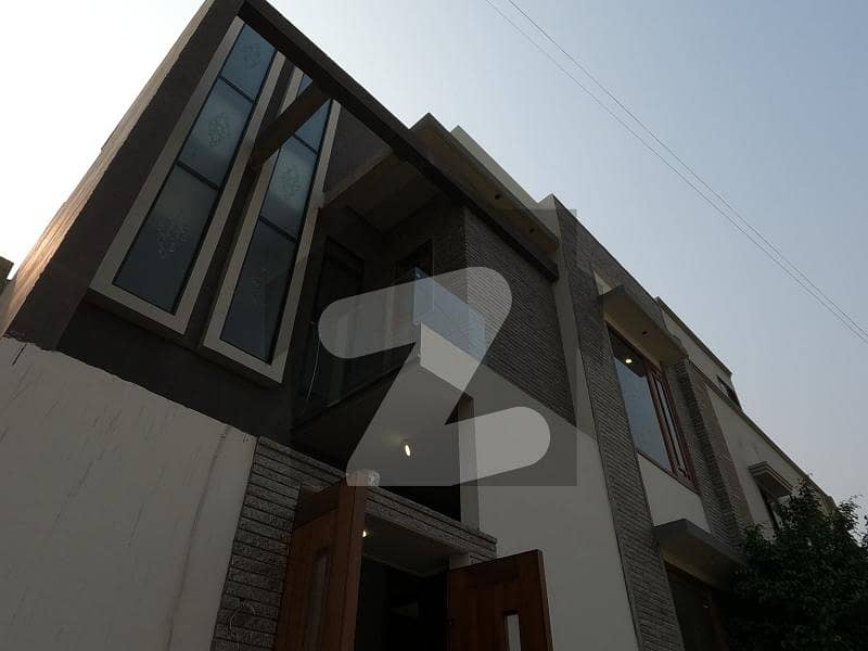 ڈی ایچ اے فیز 8 ڈی ایچ اے ڈیفینس,کراچی میں 4 کمروں کا 4 مرلہ مکان 5.25 کروڑ میں برائے فروخت۔