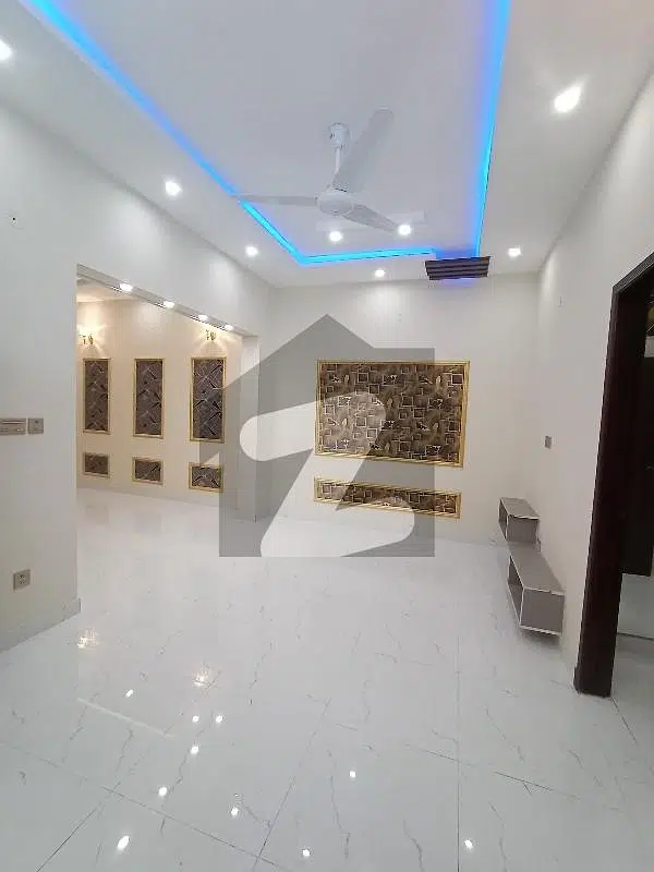 5 MARLA LOWER PORTION AVAILABLE FOR RENT IN EDEN BOULEVARD COLLEGE ROAD LAHORE