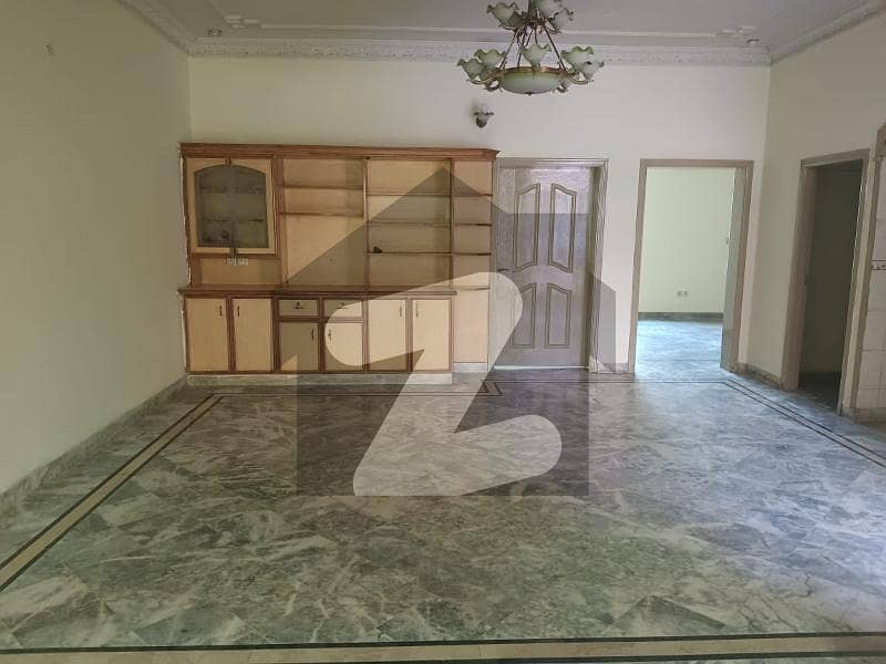 علامہ اقبال ٹاؤن لاہور میں 8 کمروں کا 2 کنال مکان 10.0 لاکھ میں کرایہ پر دستیاب ہے۔