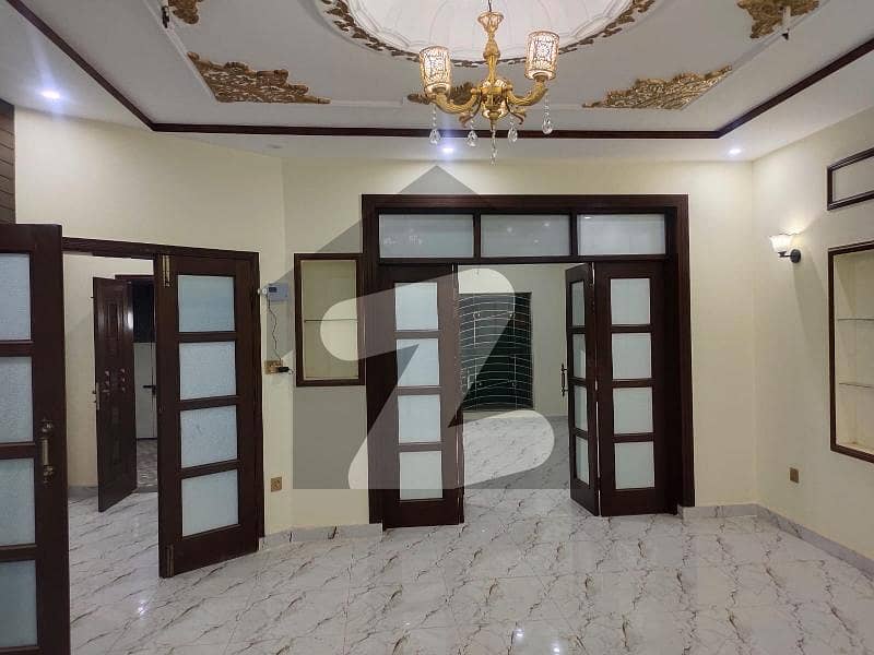 بحریہ نشیمن ۔ زِنیا بحریہ نشیمن,لاہور میں 5 کمروں کا 8 مرلہ مکان 2.25 کروڑ میں برائے فروخت۔
