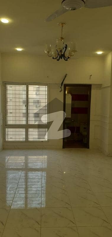رائل ڈیفینس ٹاور کراچی میں 3 کمروں کا 8 مرلہ فلیٹ 3.0 کروڑ میں برائے فروخت۔