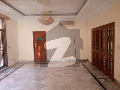 گلبرگ لاہور میں 6 کمروں کا 2 کنال مکان 5.5 لاکھ میں کرایہ پر دستیاب ہے۔