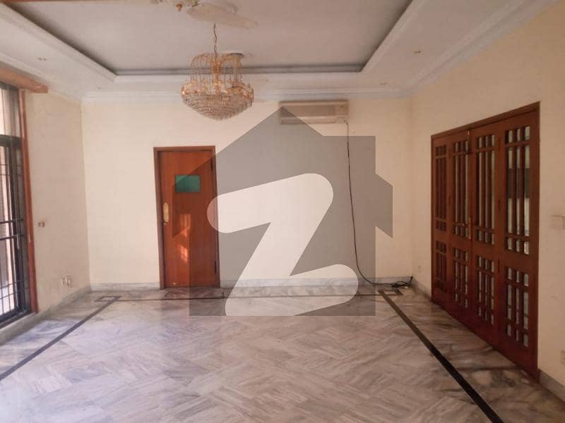 گلبرگ لاہور میں 6 کمروں کا 2 کنال مکان 5.5 لاکھ میں کرایہ پر دستیاب ہے۔