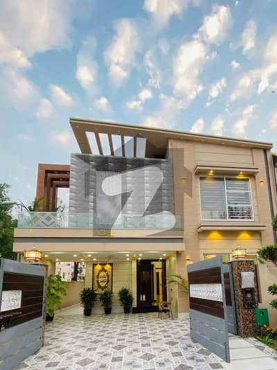 بحریہ ٹاؤن لاہور میں 5 کمروں کا 12 مرلہ مکان 5.5 کروڑ میں برائے فروخت۔