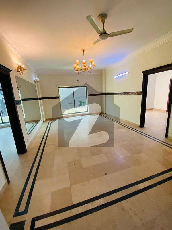 ایف ۔ 11 مرکز ایف ۔ 11,اسلام آباد میں 3 کمروں کا 12 مرلہ فلیٹ 3.6 کروڑ میں برائے فروخت۔