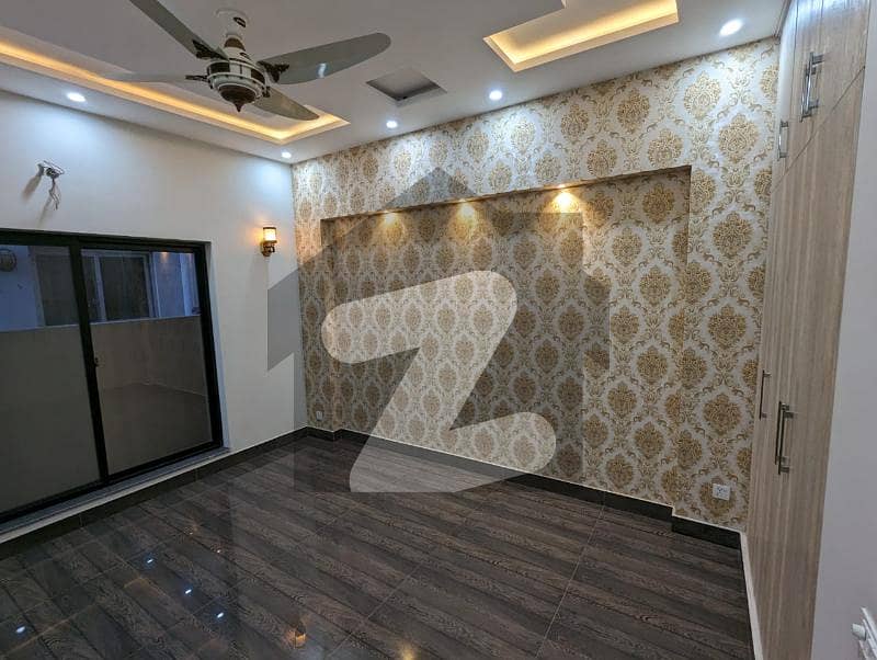ڈی ایچ اے 9 ٹاؤن ڈیفنس (ڈی ایچ اے),لاہور میں 3 کمروں کا 5 مرلہ مکان 2.15 کروڑ میں برائے فروخت۔