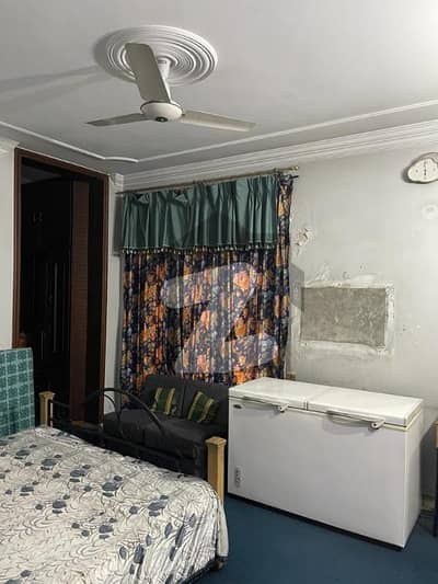 مسلم ٹاؤن فیصل آباد میں 7 کمروں کا 1 کنال مکان 4.6 کروڑ میں برائے فروخت۔