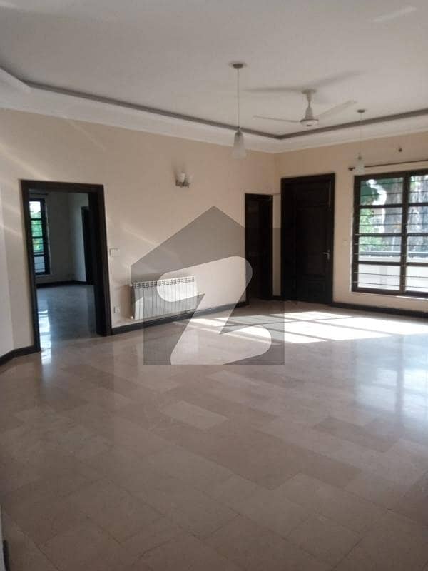 Fully Renovated Upper Portion With Nice Tiled Flooring Baths And Kitchen Reasonable For Rent