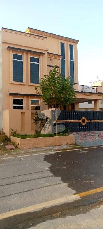 فیصل ٹاؤن - ایف ۔ 18 اسلام آباد میں 5 کمروں کا 7 مرلہ مکان 3.0 کروڑ میں برائے فروخت۔