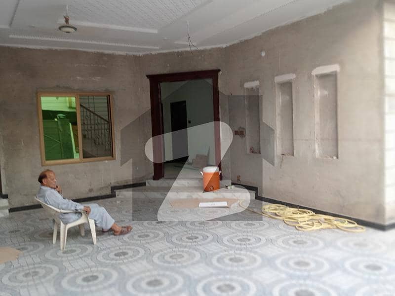 خیابان صادق سرگودھا میں 6 کمروں کا 12 مرلہ مکان 4.0 کروڑ میں برائے فروخت۔