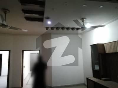 جوہر ٹاؤن فیز 2 جوہر ٹاؤن,لاہور میں 5 کمروں کا 7 مرلہ مکان 1.25 لاکھ میں کرایہ پر دستیاب ہے۔