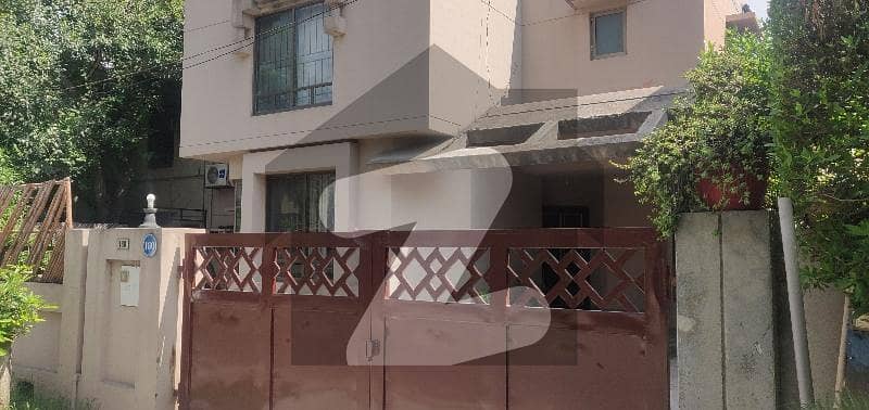 ایڈن ایوینیو ایڈن,لاہور میں 4 کمروں کا 12 مرلہ مکان 1.15 لاکھ میں کرایہ پر دستیاب ہے۔