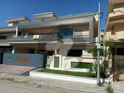 1 Kanal New Designer House Is Available For Sale