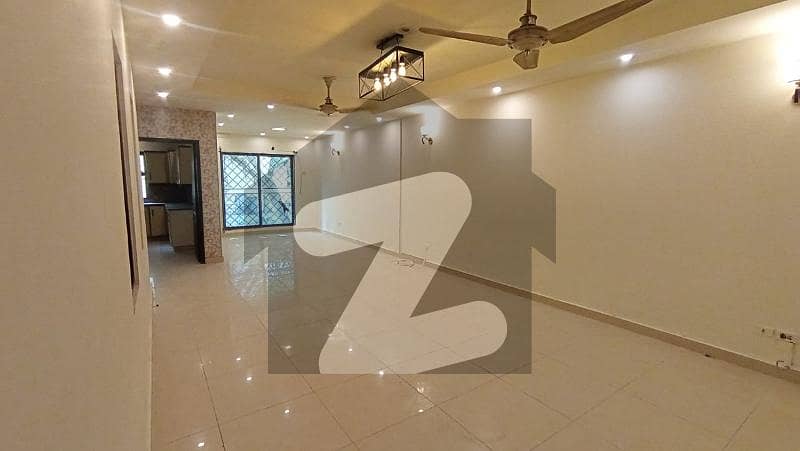 رحمان گارڈنز لاہور میں 3 کمروں کا 8 مرلہ فلیٹ 1.35 کروڑ میں برائے فروخت۔
