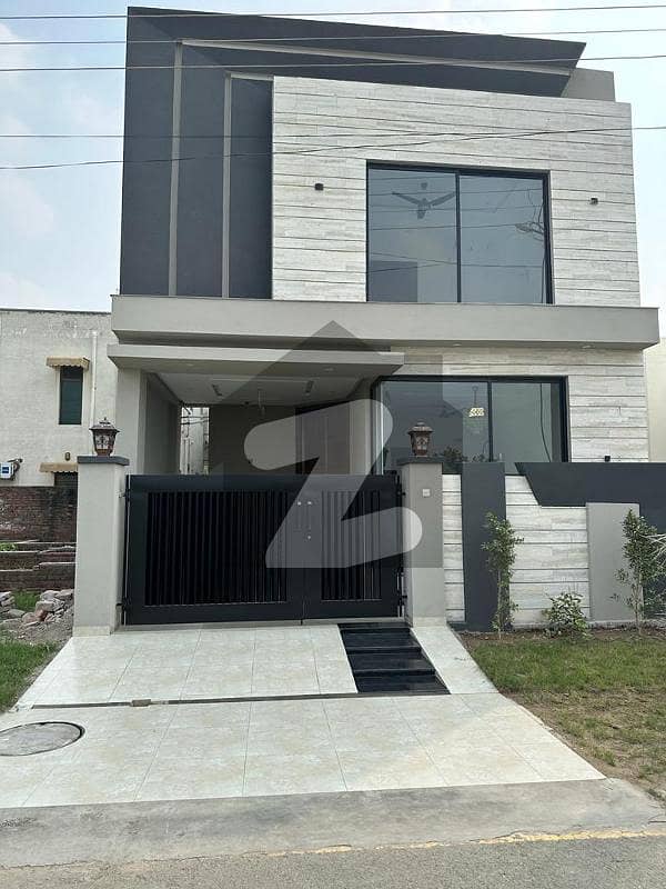 Ideally Located House 5 Marla Available For Sale In EME Society Lahore