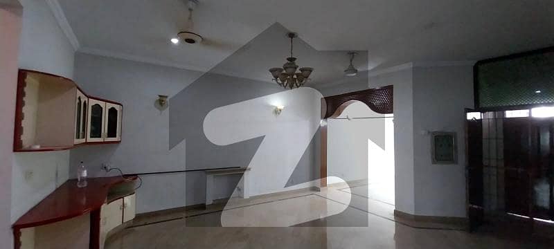 نشیمنِ اقبال لاہور میں 4 کمروں کا 10 مرلہ مکان 1.2 لاکھ میں کرایہ پر دستیاب ہے۔